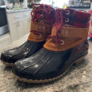 Tommy Hilfiger Women’s boots size 6 😍